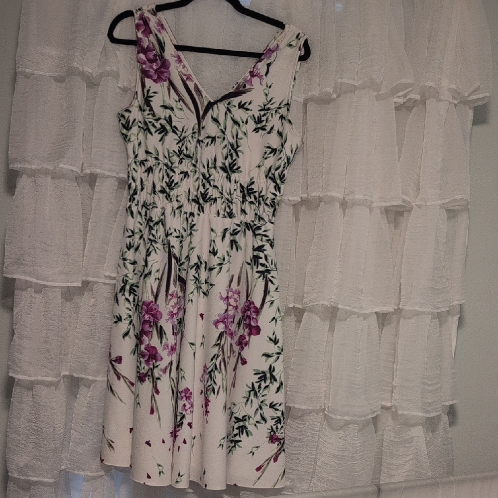 Easy Sleeveless Spring Floral Dress in White and Purple Green